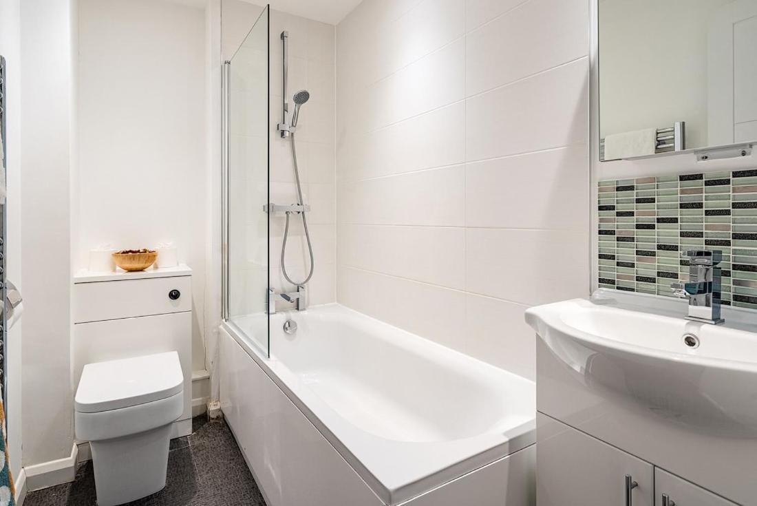 Contemporary City Centre Apartment With Parking バース エクステリア 写真
